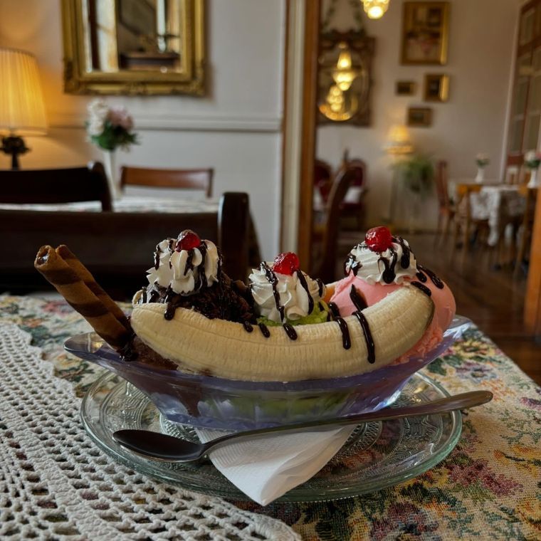 Banana split con tres sabores de helado y crema chantilly.