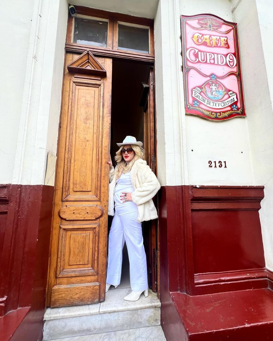 Fachada de Café Cupido: portón de madera roja y blanca en Compañía de Jesús 2131.