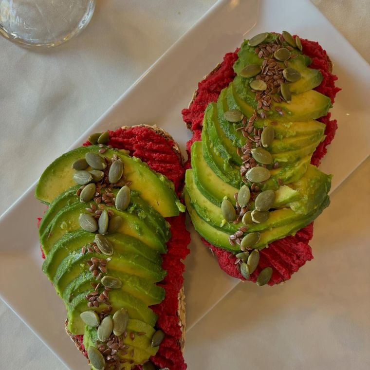 Tostadas con palta y semillas.
